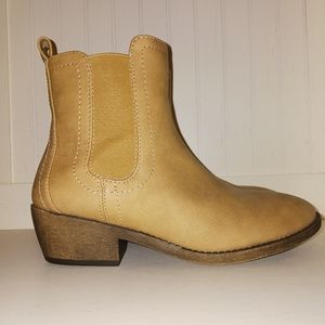 NEW!!! Maurices Chelsea Tan Ankle Boot Size 8 *NWOT*